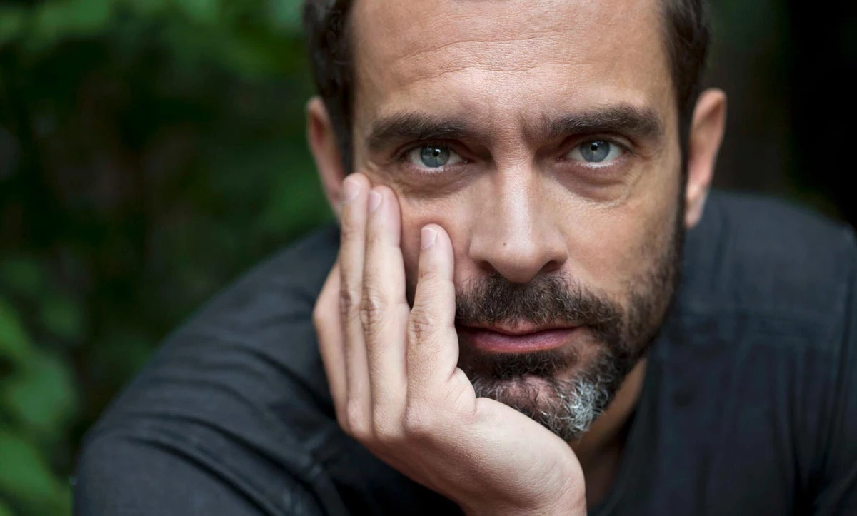 «Κακούργε, πώς μπορείς ακόμα να χαμογελάς;»: Ηχηρό μήνυμα μέσω Άμλετ για τους νεκρούς στο Μάτι από τον Κωνσταντίνο Μαρκουλάκη!